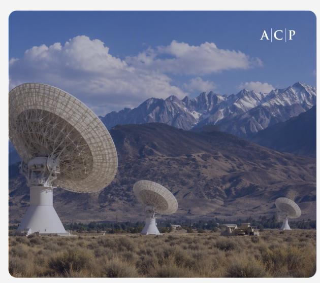 Radiotelescopen in een bergachtig landschap — Arlington Capital Partners investeert in defensie, overheidstechnologie en lucht- en ruimtevaart