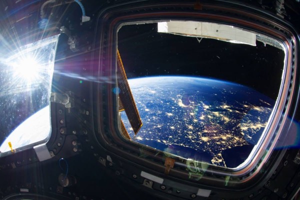 De aarde bij nacht vanuit het ISS, met stadslichten zichtbaar