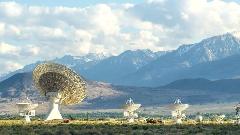Radiotelescopen in een berglandschap